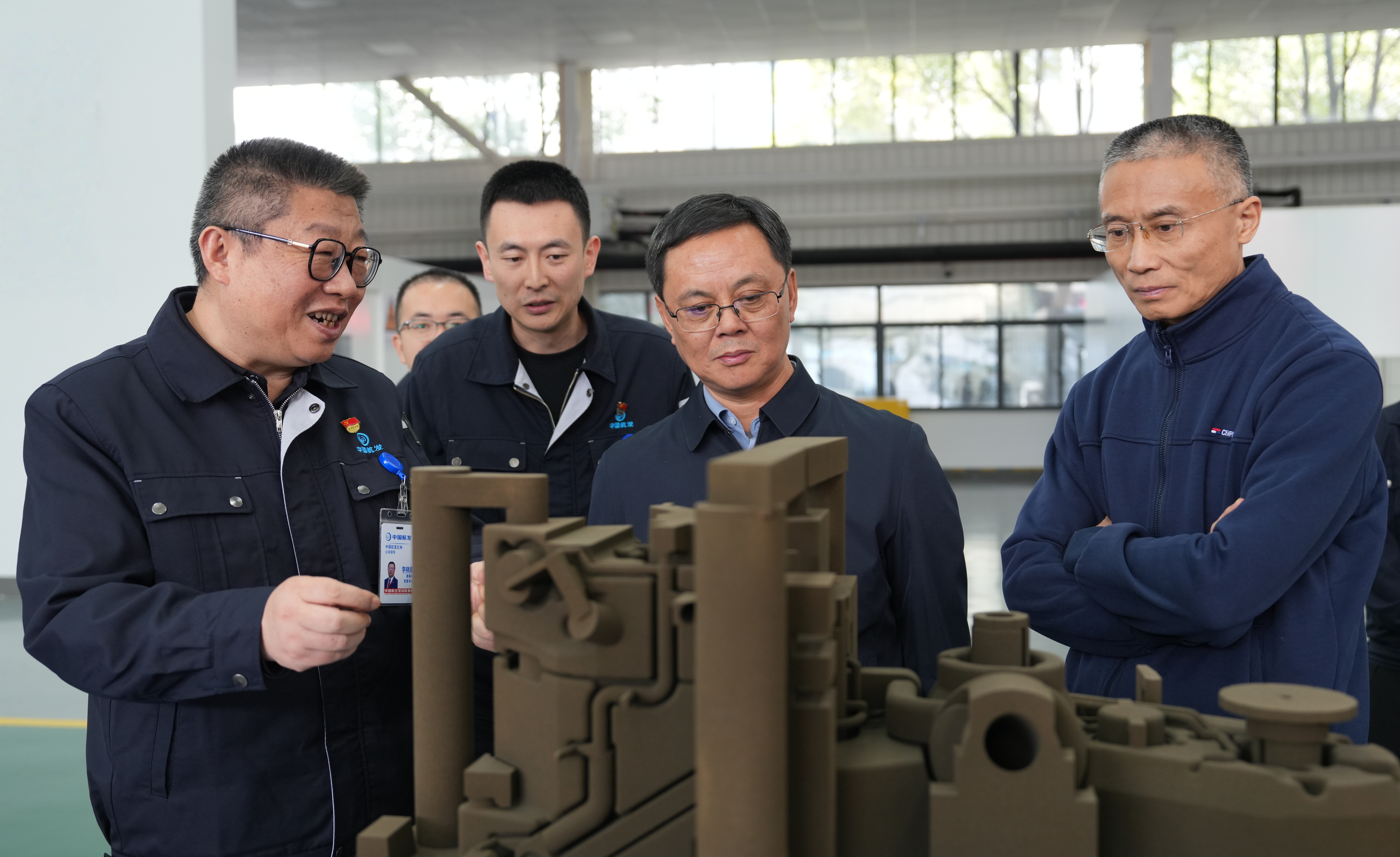 邓志伟到中国航发红林调研